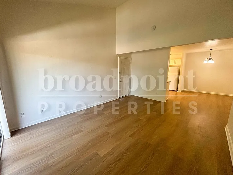 2536 White Oak Pl #2 — Photo 2