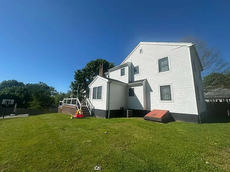 1790 Stratfield Rd — Photo 2