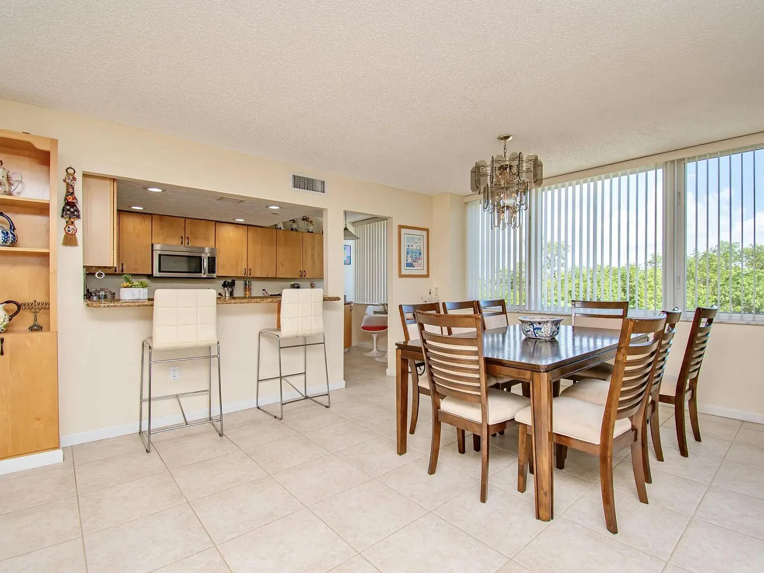 3 bed, 3.0 bath, 1868 sqft, $6,000 — Photo 2