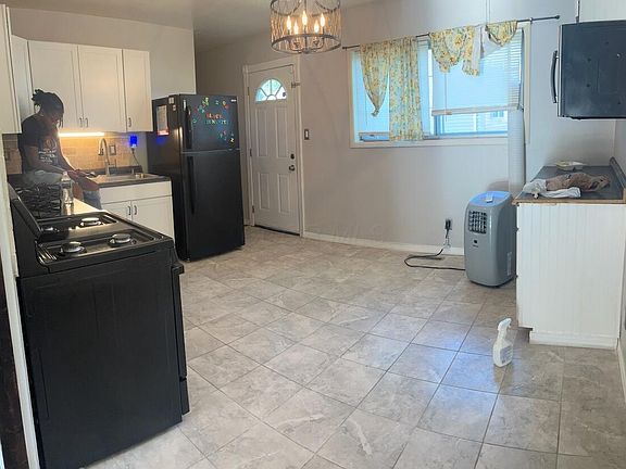 5th image of 3700 Laguna Dr