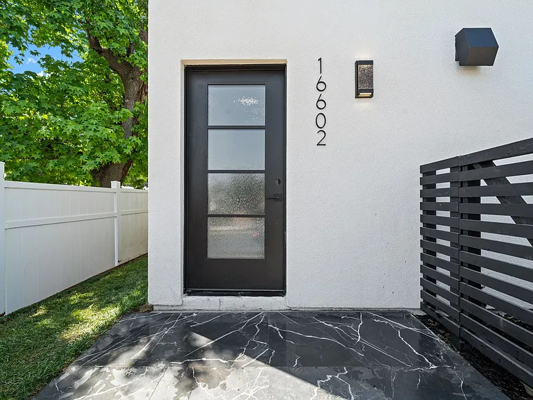 16602 Superior St — Photo 6