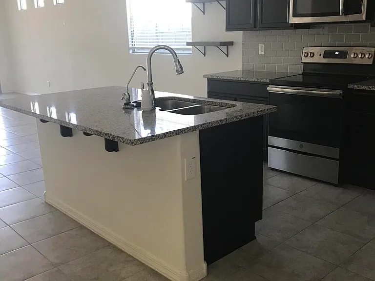 7136 S 33rd Ave — Photo 5