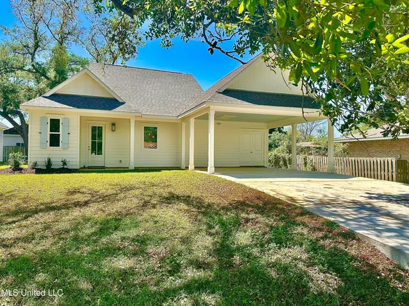 416 Ulman Ave, Bay Saint Louis, MS 39520