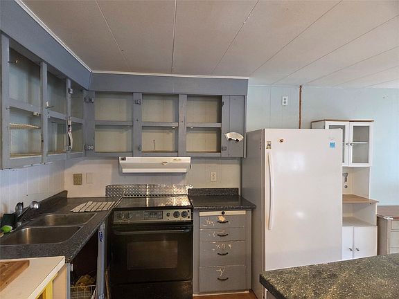 2nd image of 1498 Main St #15