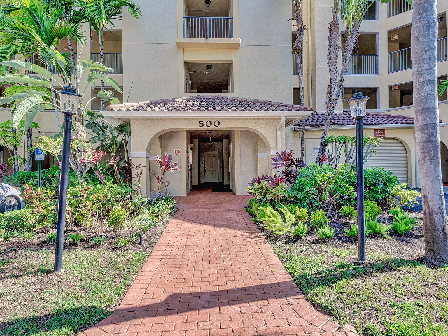 2 bed, 2.0 bath, 1192 sqft, $2,700 — Photo 4