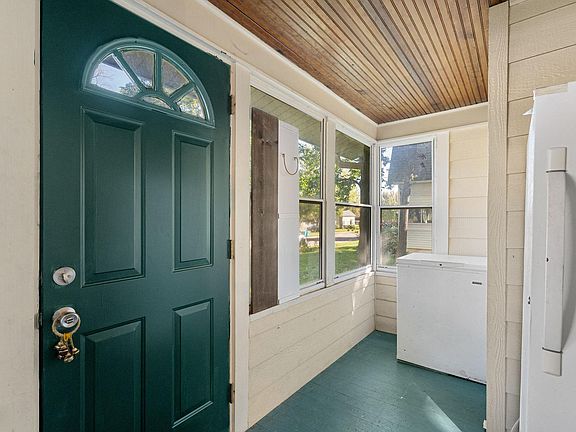 3rd image of 606 4th Ave NE