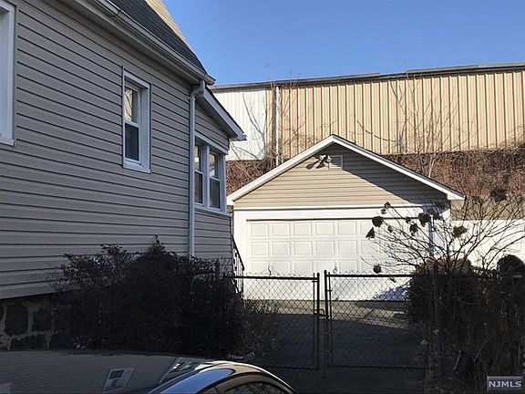 3rd image of 395 Park Ave