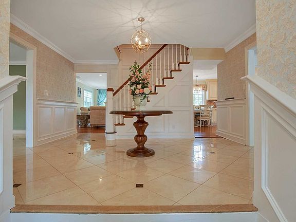 4th image of 917 Thompson Dr