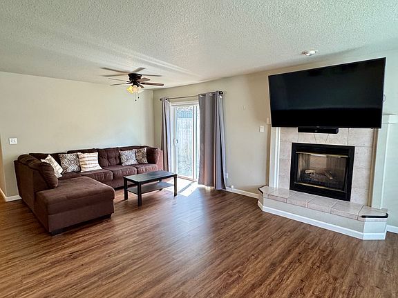 Gas fireplace!