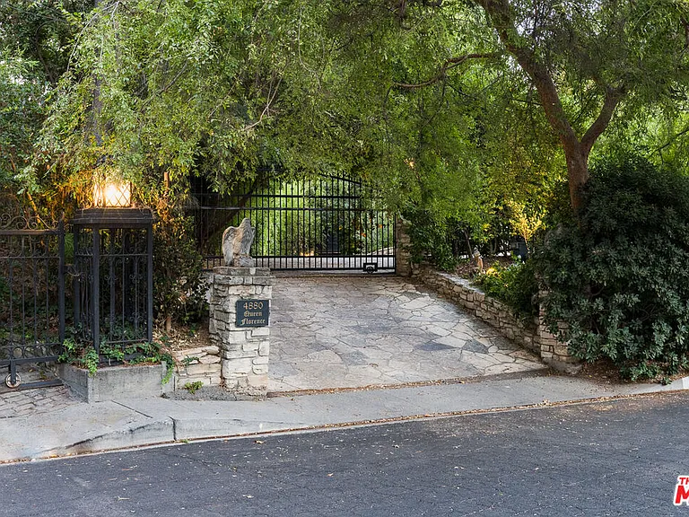 4880 Queen Florence Ln — Photo 42