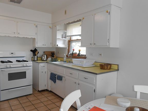 3rd image of 1014 E Oak Ave