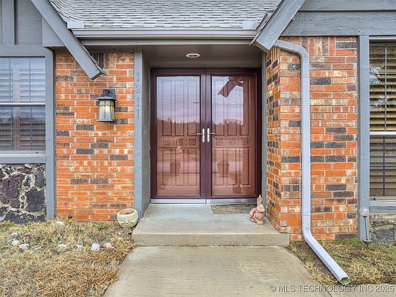 4th image of 1211 W Elm St