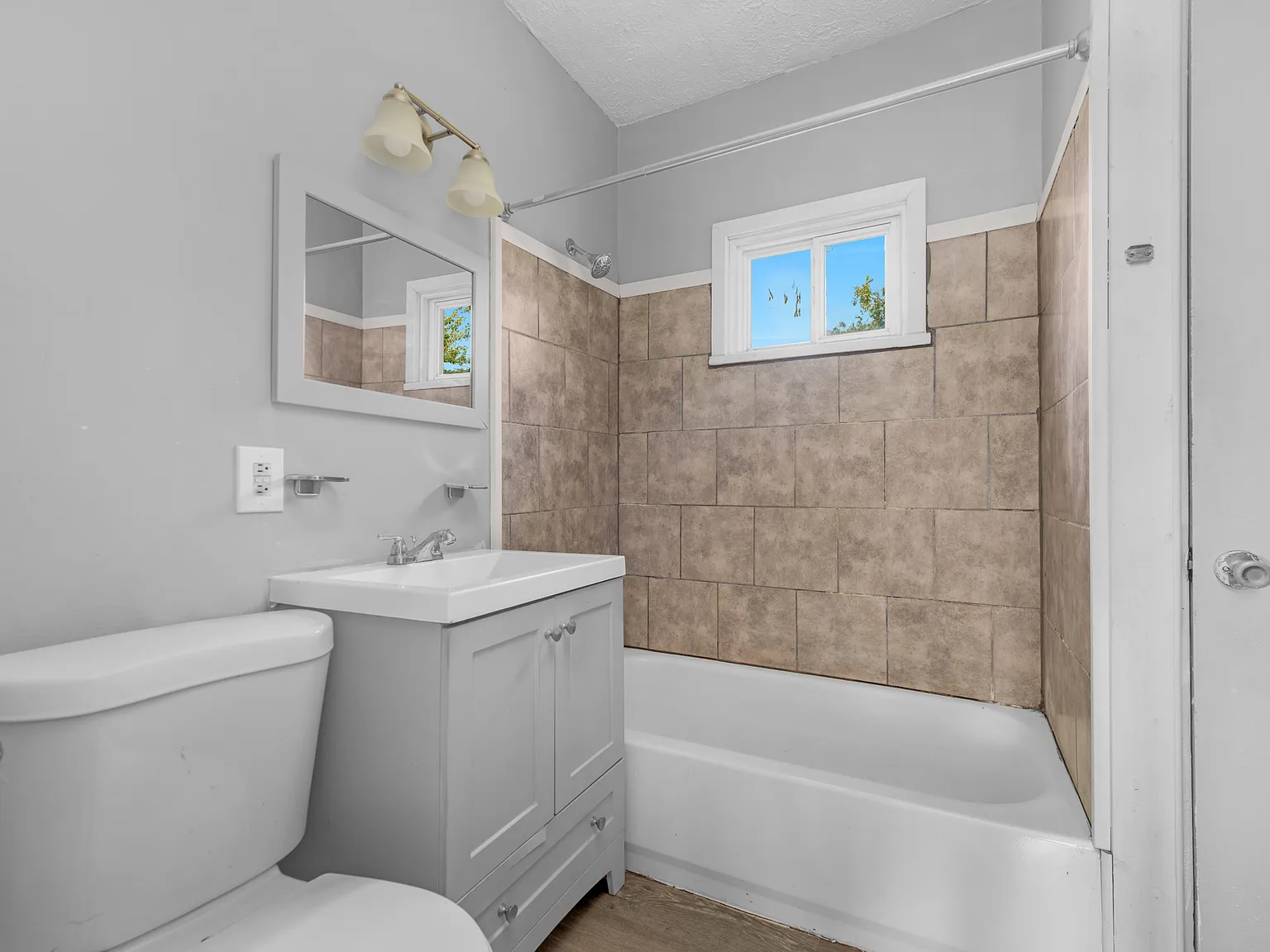 2 bed, 1943 sqft, $900 — Photo 3
