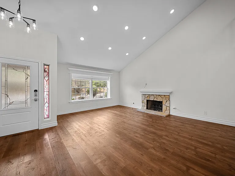 561 Walter Ave — Photo 1