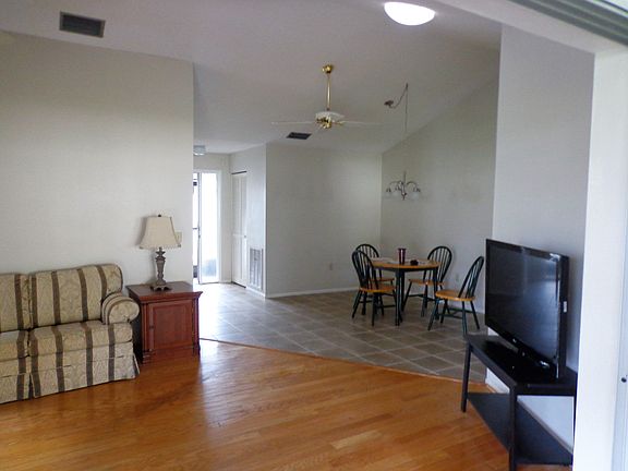 3rd image of 542 Foxwood Blvd