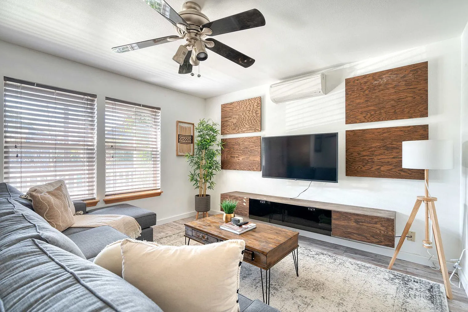 3 bed, 1.0 bath, 1248 sqft, $7,104 — Photo 3