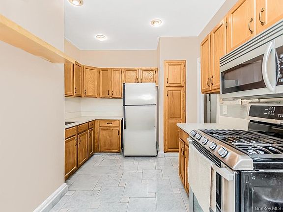 5th image of 472 Gramatan Avenue #O2