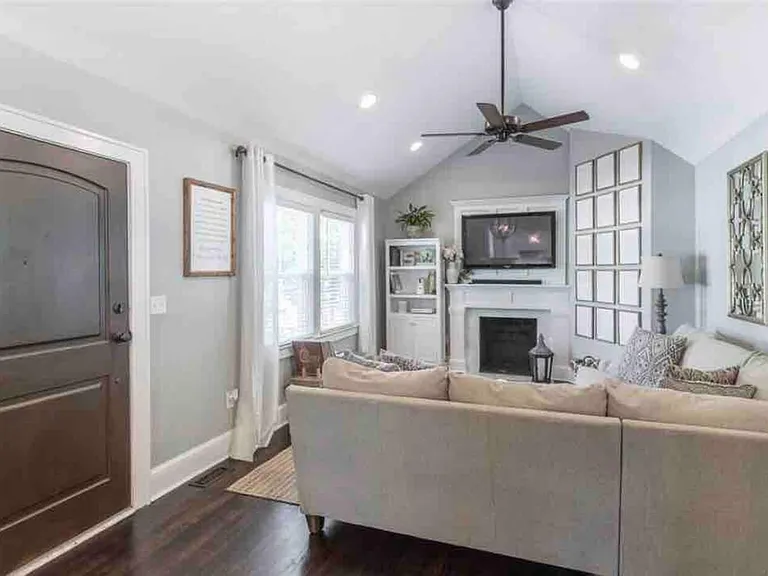 2020 E North St — Photo 5