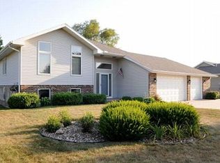 745 Kervin Ct, Robins, IA 52328