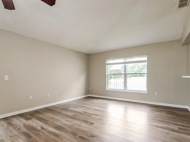 932 Vanderbilt Dr — Photo 3