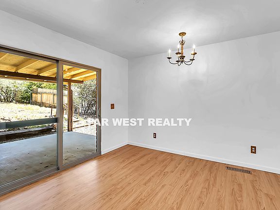 4th image of 428 Stewart Cir