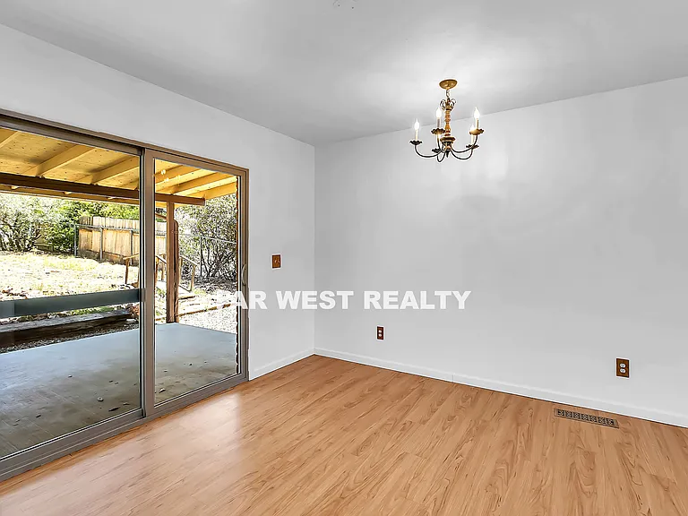428 Stewart Cir — Photo 4