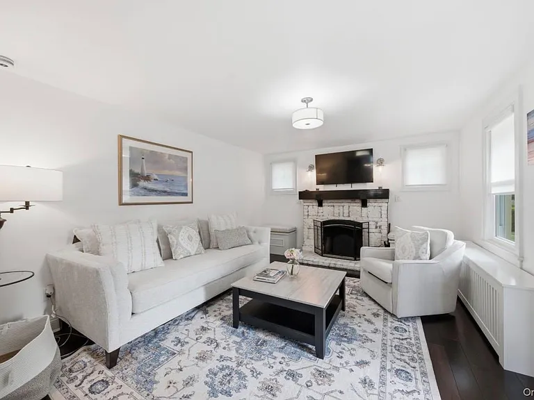 8 Rosewood Ave — Photo 4