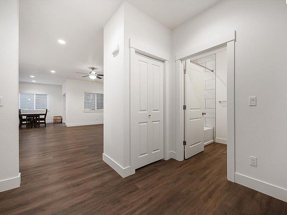 3rd image of 828 Duke Ln