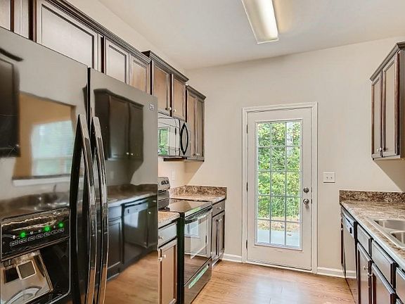 3rd image of 4040 Queensbridge Rd