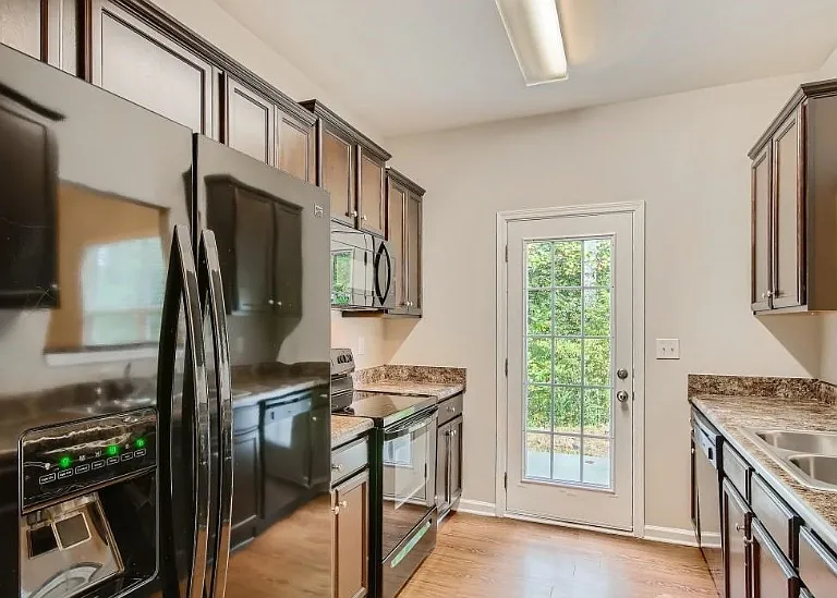4040 Queensbridge Rd — Photo 3