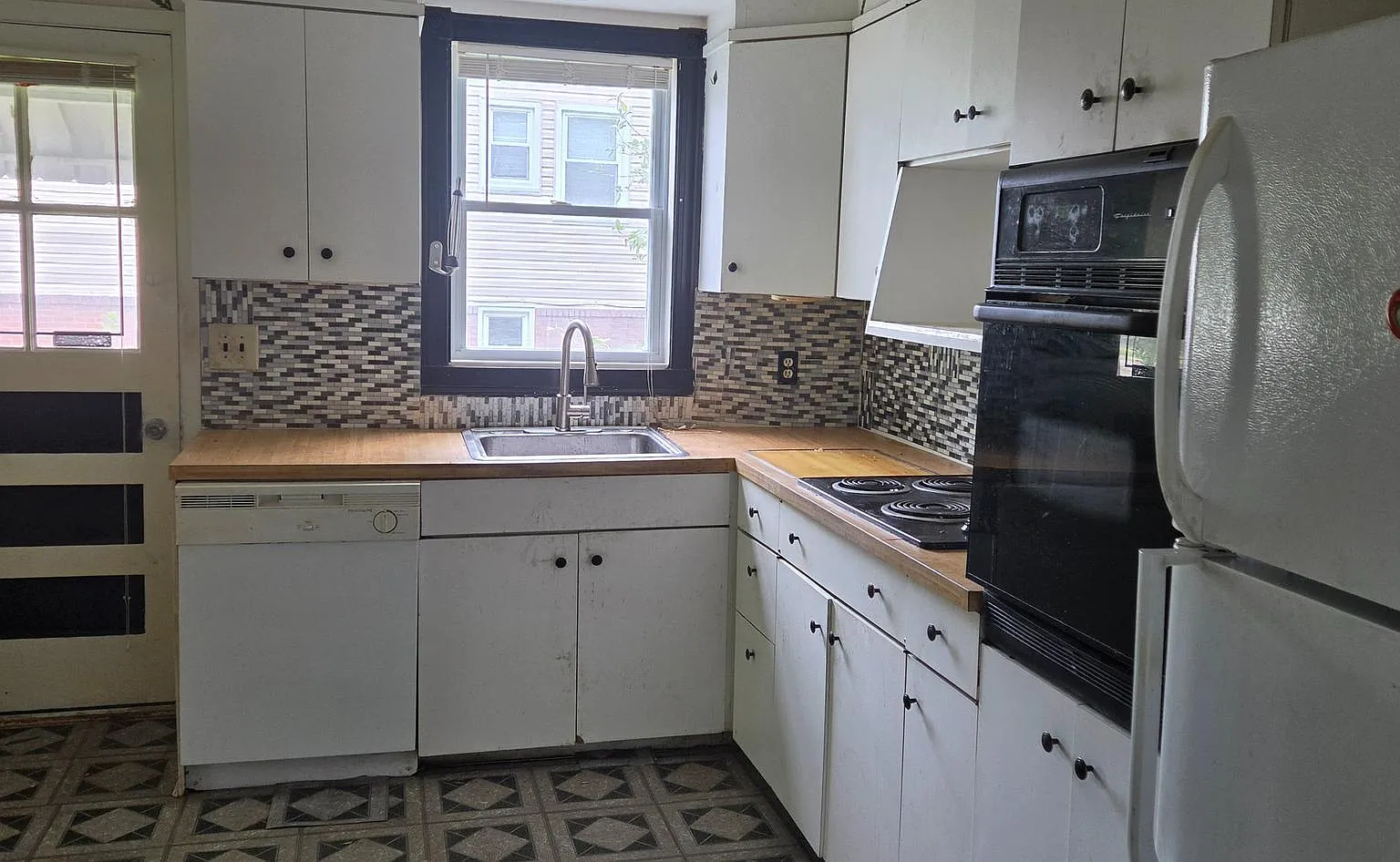 3 bed, 2.0 bath, 1957 sqft, $2,300 — Photo 4