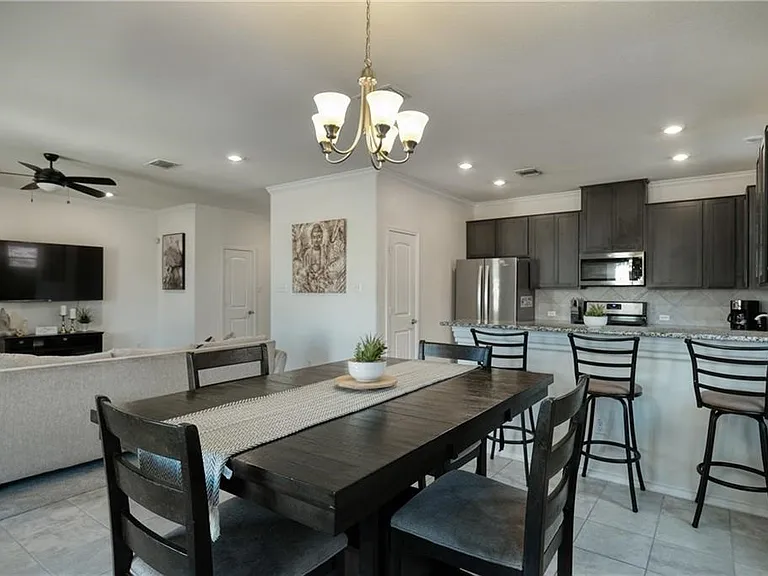 521 Bradford Ln — Photo 12
