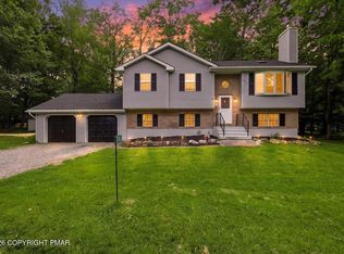 296 Scotch Pine Dr, Pocono Summit, PA 18346