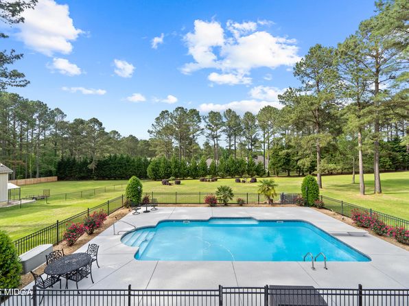 152 Hidden Lakes Dr, Gray, GA 31032