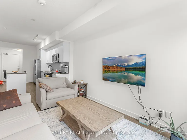 681 Yonge St #615 — Photo 4