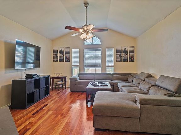 2nd image of 1136 Lake Bluff Dr