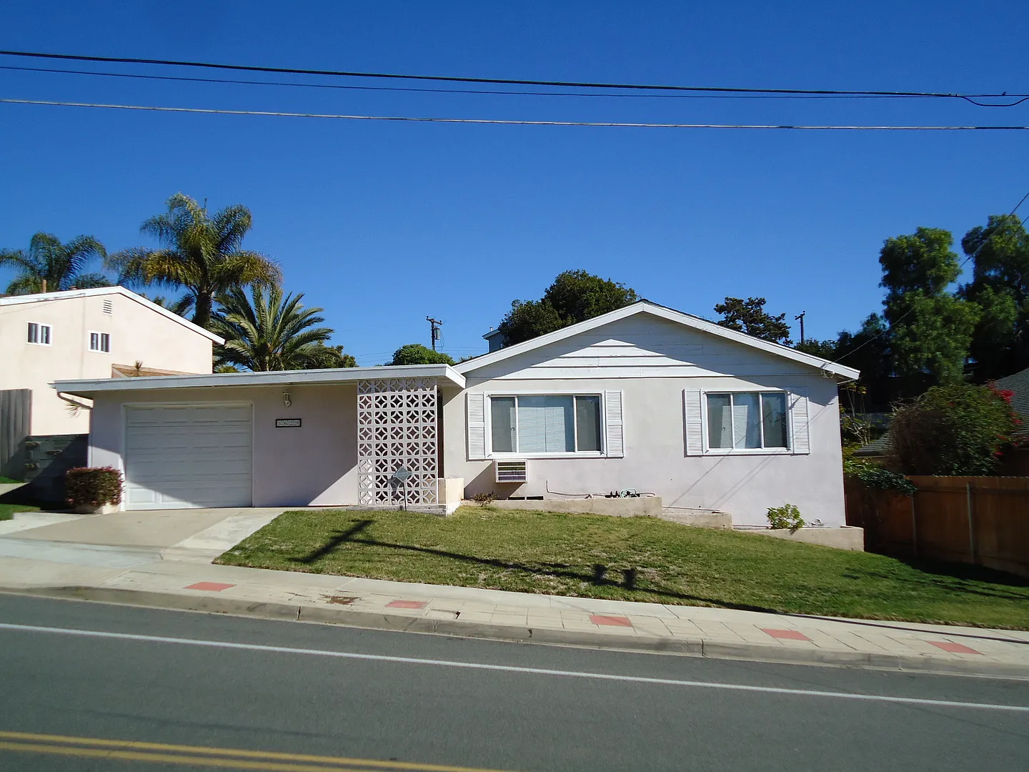 Move In Special! Charming Hillside House in Mission Heights Above Fashion Valley - Central to Eve... — Photo 2