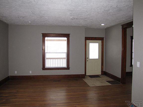 4th image of 208 W Dodge St