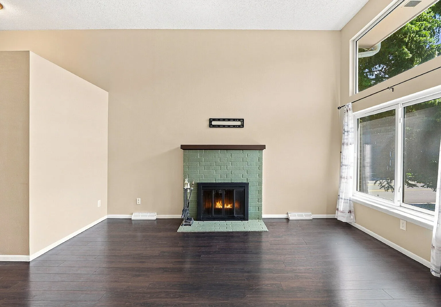 3 bed, 2.0 bath, 1825 sqft, $2,796 — Photo 4