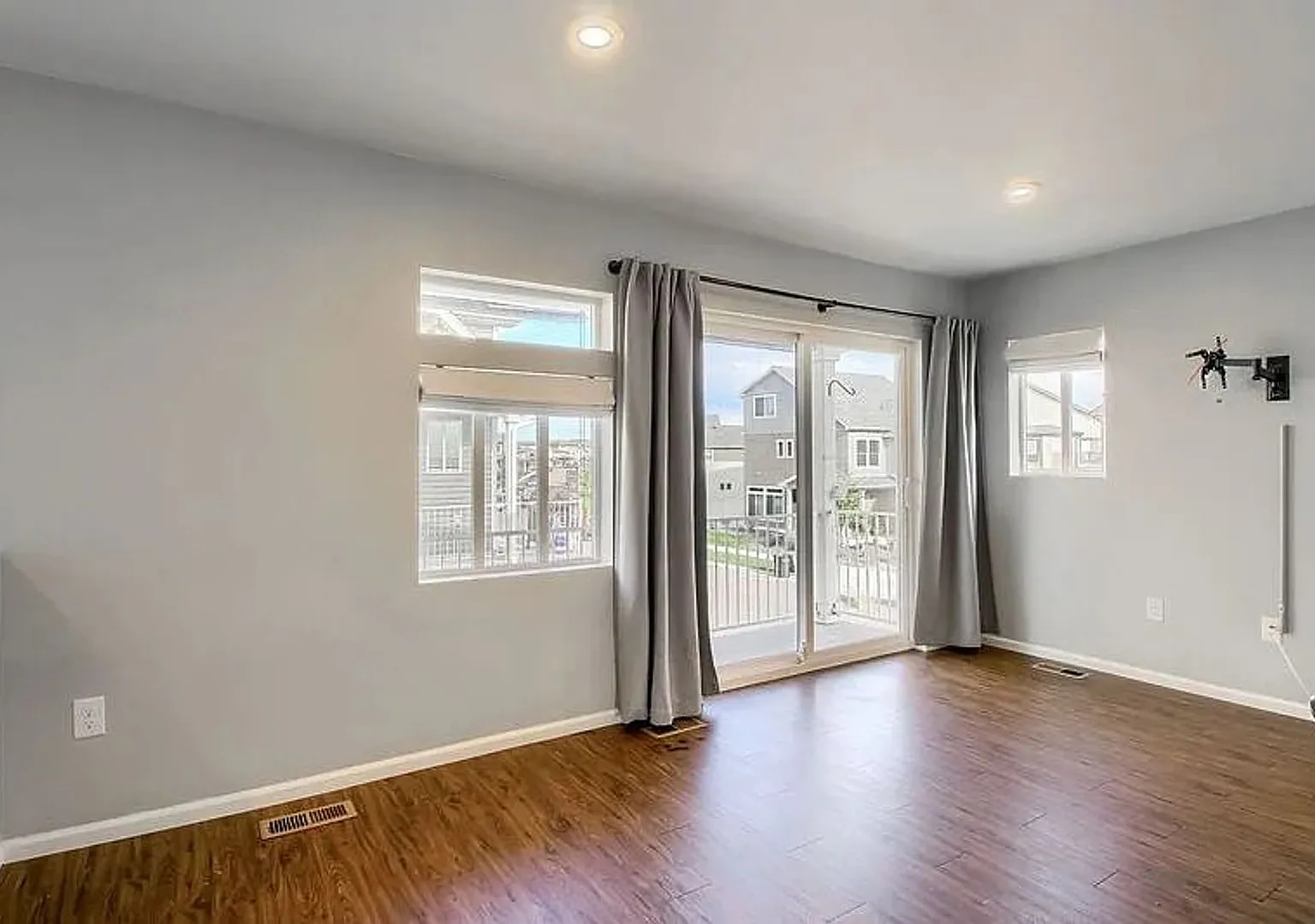 Incredible Starter Home in Green Valley — Photo 3