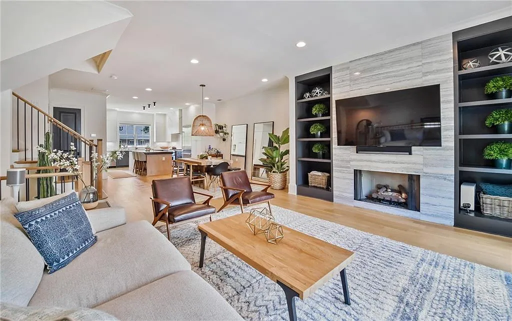 3 bed, 3.5 bath, 2500 sqft, $8,500 — Photo 2