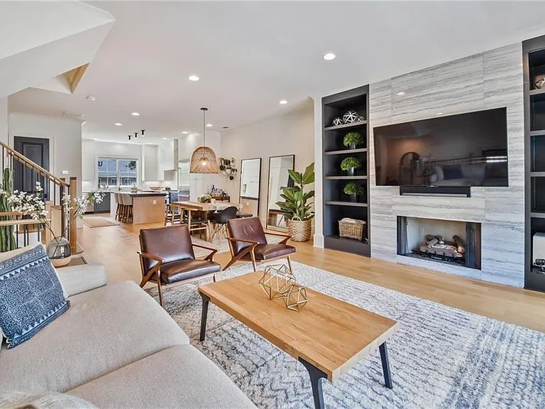 3667 Peachtree Rd NE — Photo 2