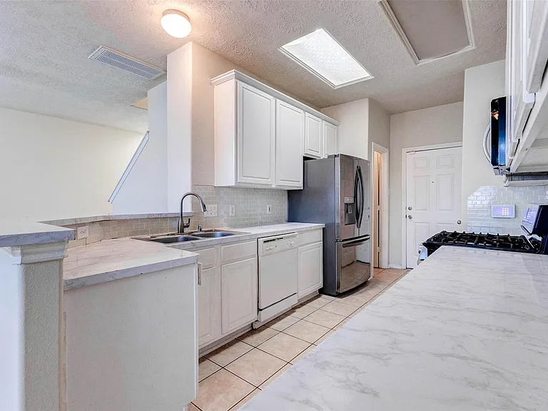 13106 Peppergate Ln — Photo 6