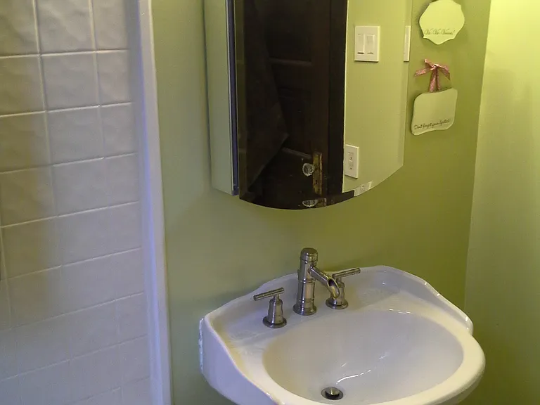 2nd floor hall bathroom w/ jetted tub and shower