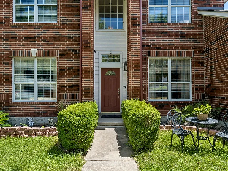 2404 Kristen Ln — Photo 2