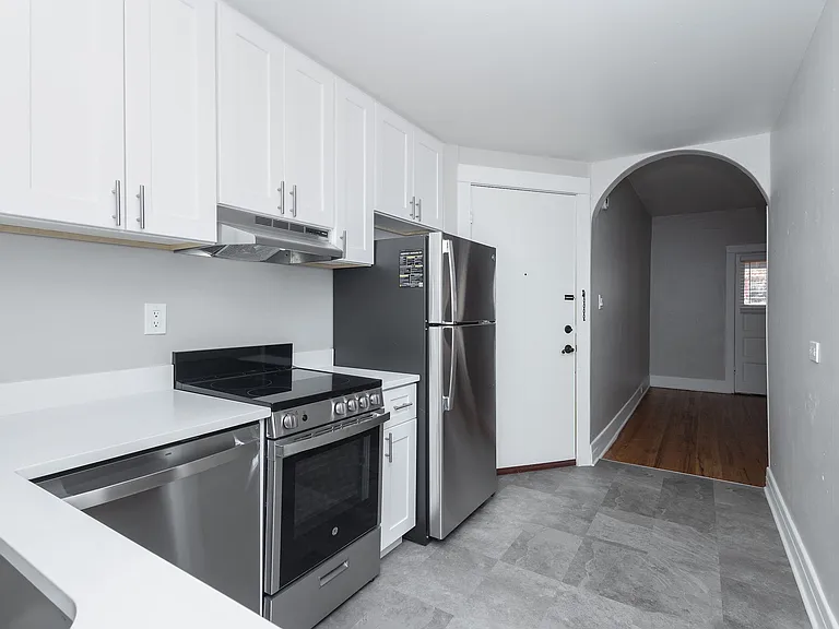 1069 N Pearl St — Photo 1