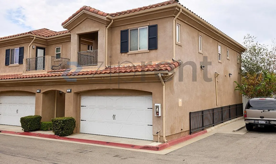 2 bed, 2.5 bath, 1457 sqft, $4,200 — Photo 3
