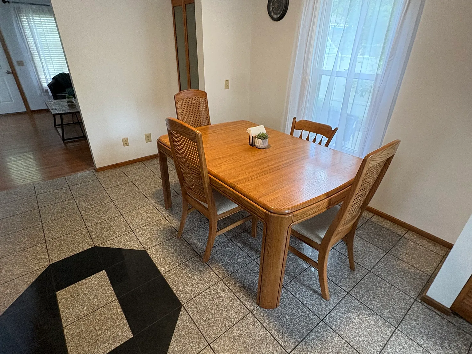 3 bed, 1.5 bath, 1300 sqft, $2,100 — Photo 4