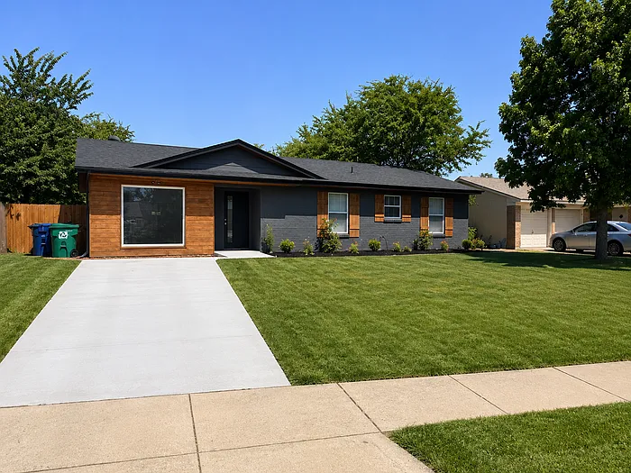 3 bed, 2.0 bath, 1402 sqft, $2,270 — Photo 2