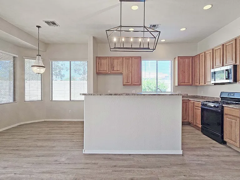 13588 W Alvarado Dr — Photo 4